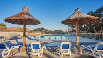 Sæsonbestemt udendørs pool, parasoller, liggestole