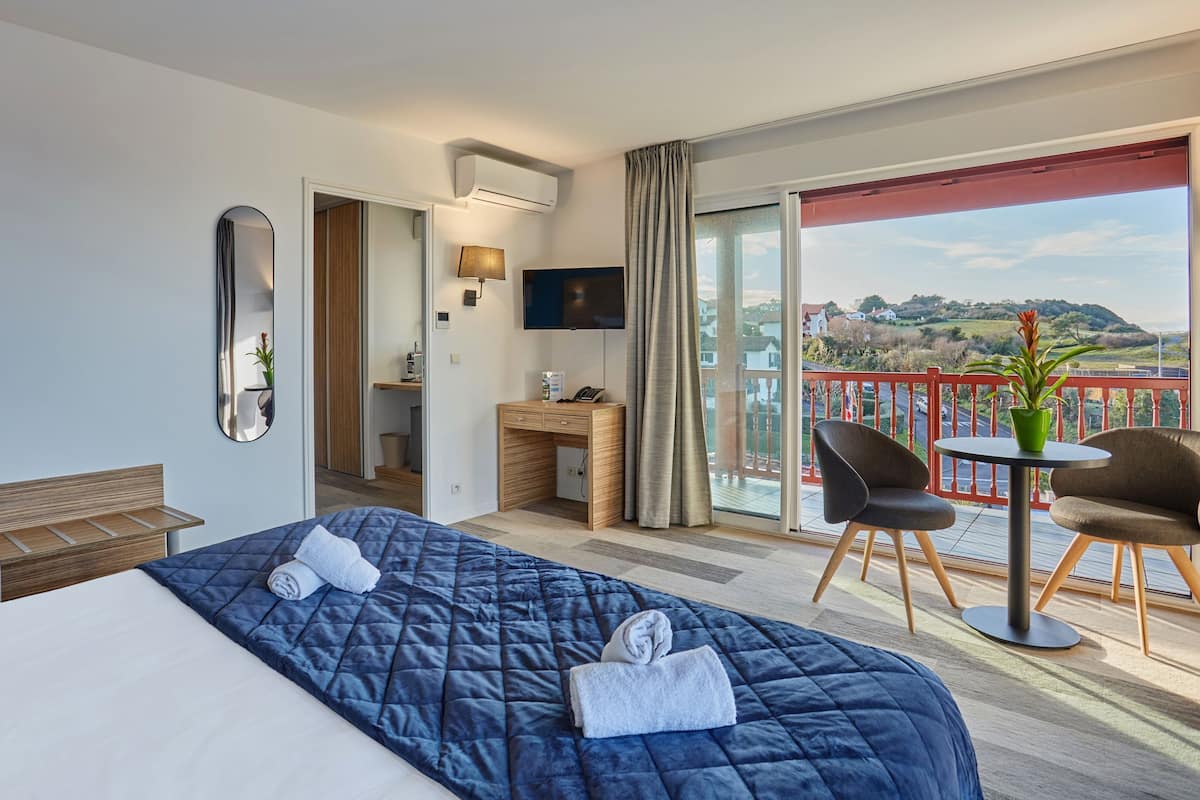 1 bedroom, desk, free wifi, bed sheets