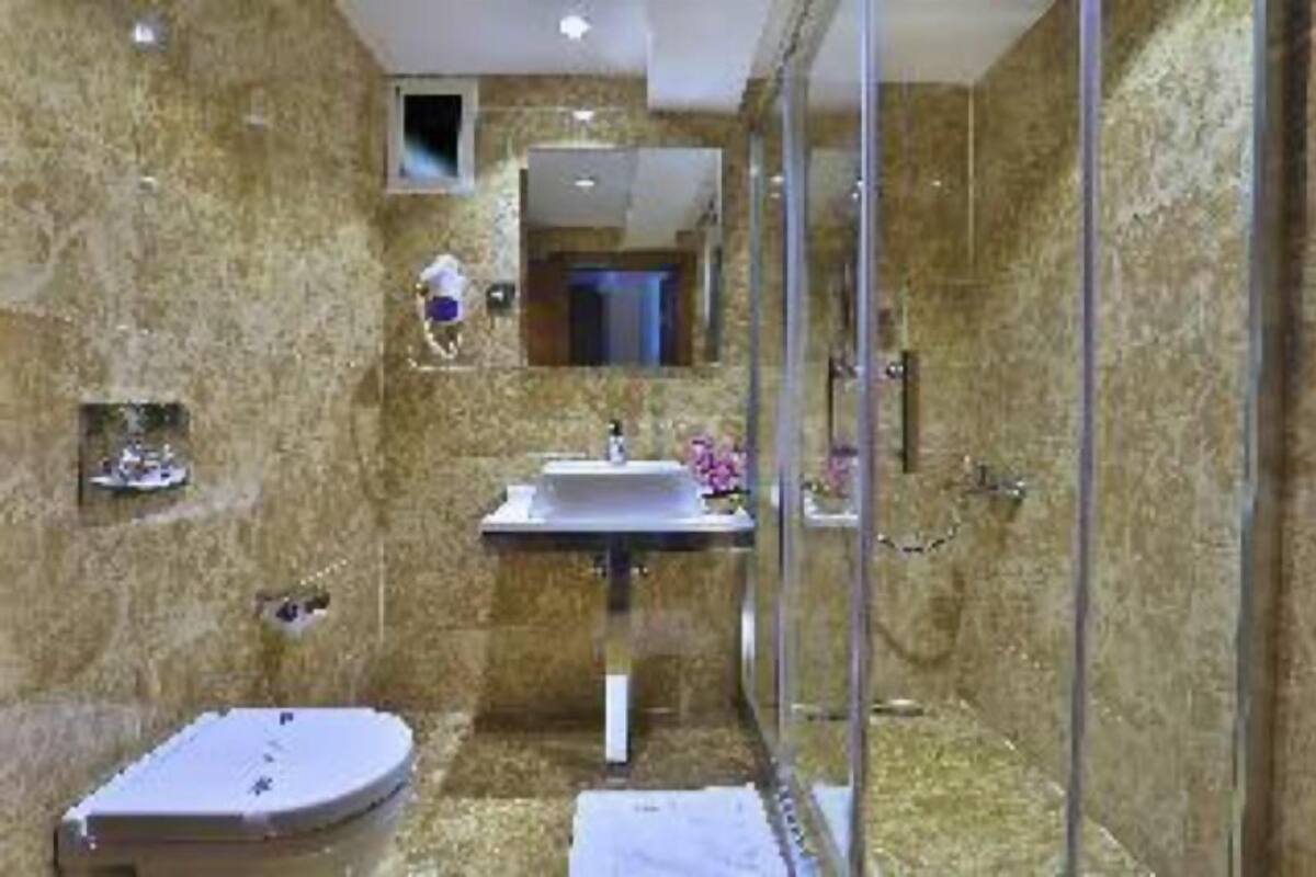 バスルーム | シャワー、レインフォールシャワー、バスアメニティ (無料)、ヘアドライヤー