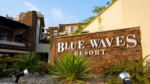 A sign for Blue Waves Resort with a stone facade and a clear sky in the background. - Blue Waves Resort (Malinska-Dubasnica)