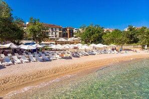 Beach nearby, sun-loungers, beach umbrellas, beach bar - Blue Waves Resort (Malinska-Dubasnica)