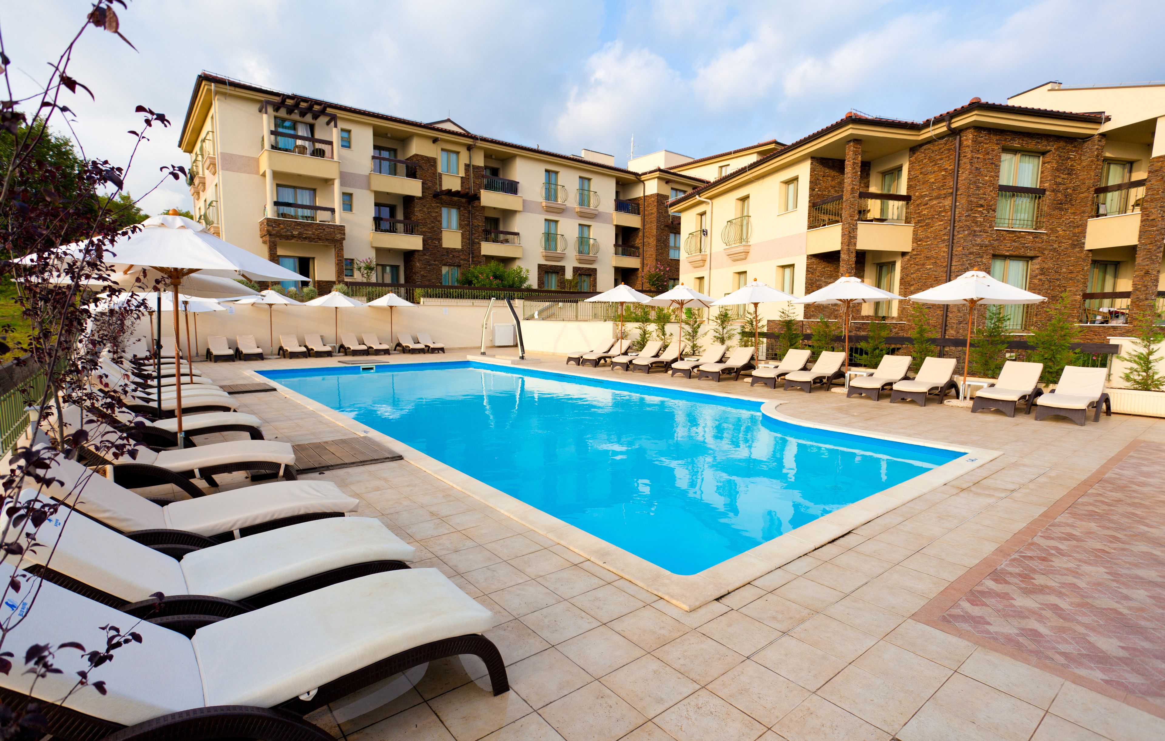 Una piscina techada, 2 piscinas al aire libre, sombrillas