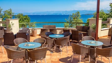 Poolside bar