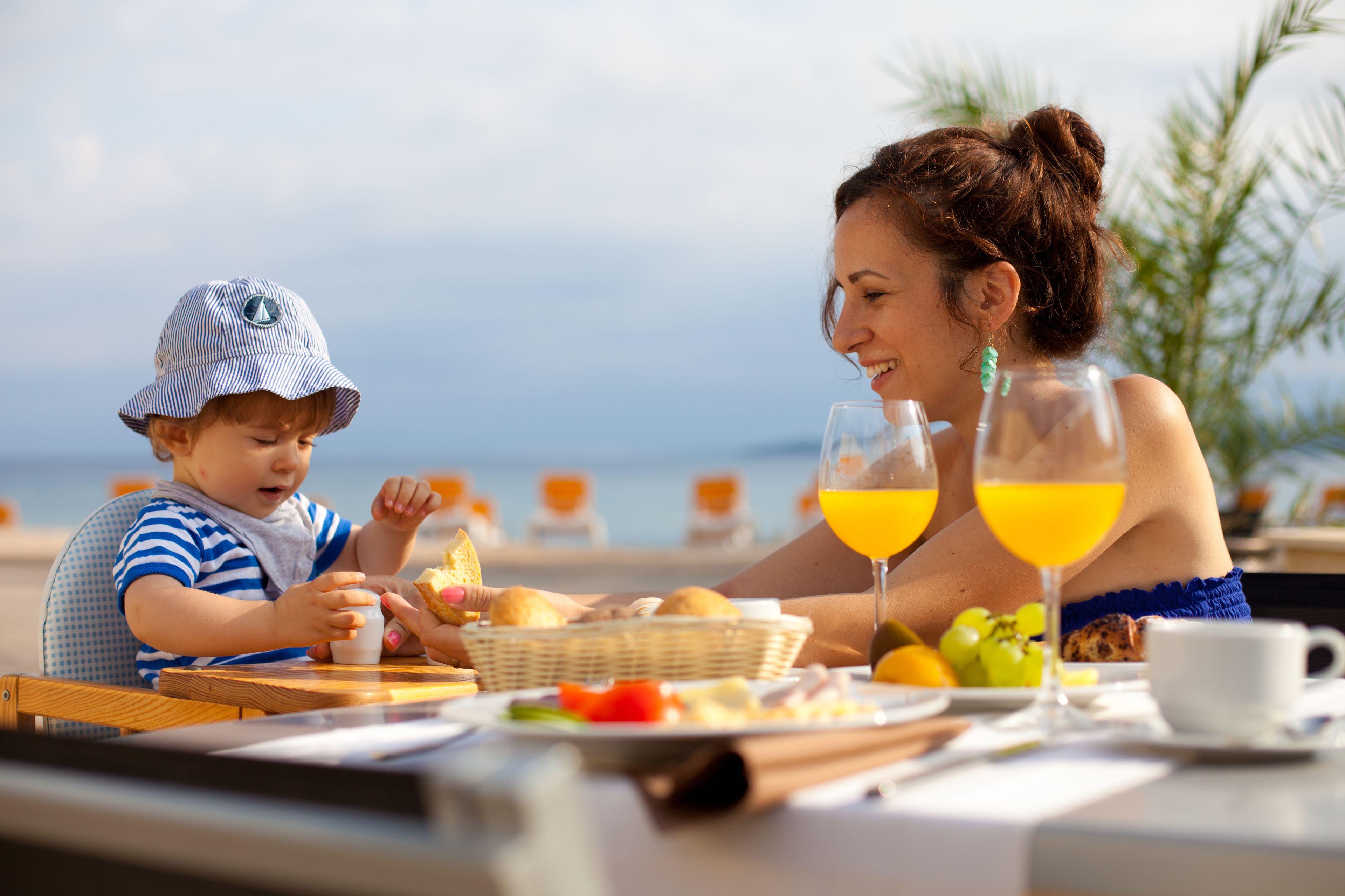 Phục vụ bữa sáng, bữa tối, món ăn mang phong cách quốc tế, nhìn ra biển 