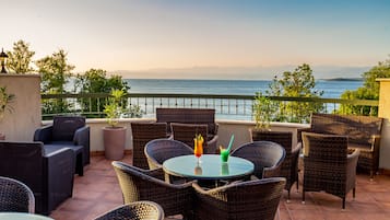 Poolside bar