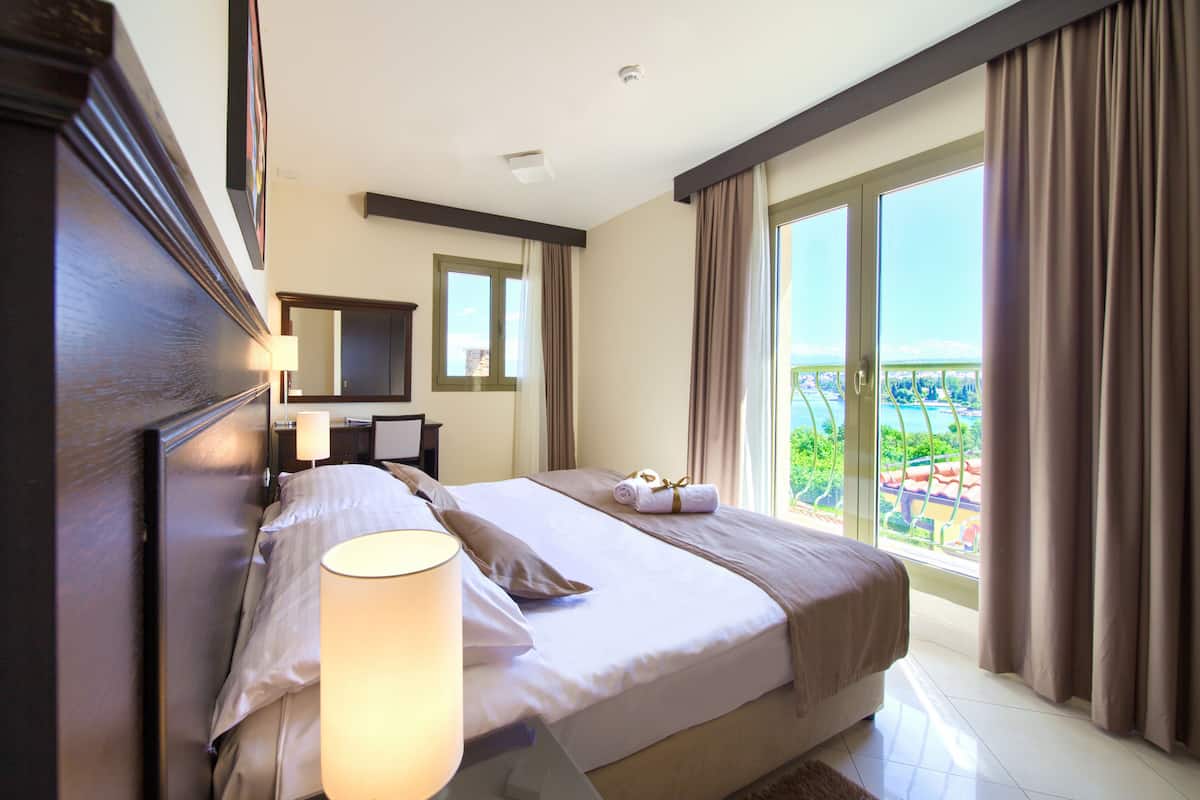 Suite familiar, balcón, vista al mar (Premium) | Minibar, caja de seguridad en la habitación y escritorio