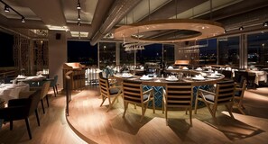 2 restaurantes, se sirven desayunos, comidas, cenas y cocina turca