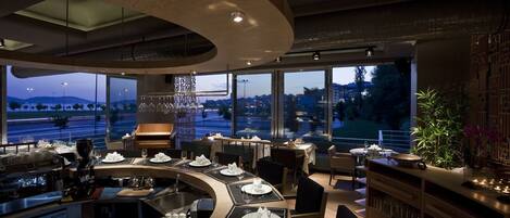 2 restaurants servant le petit déjeuner, spécialités Cuisine turque