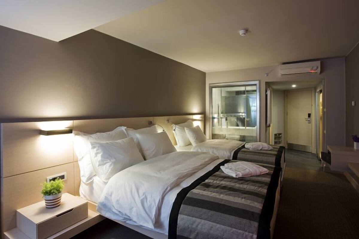 Premium bedding, Tempur-Pedic beds, minibar, in-room safe