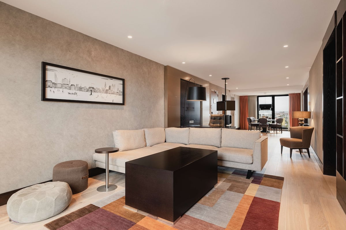 royal suite, club lounge access | living area | 37-inch tv with cable channels, dvd player, pay films