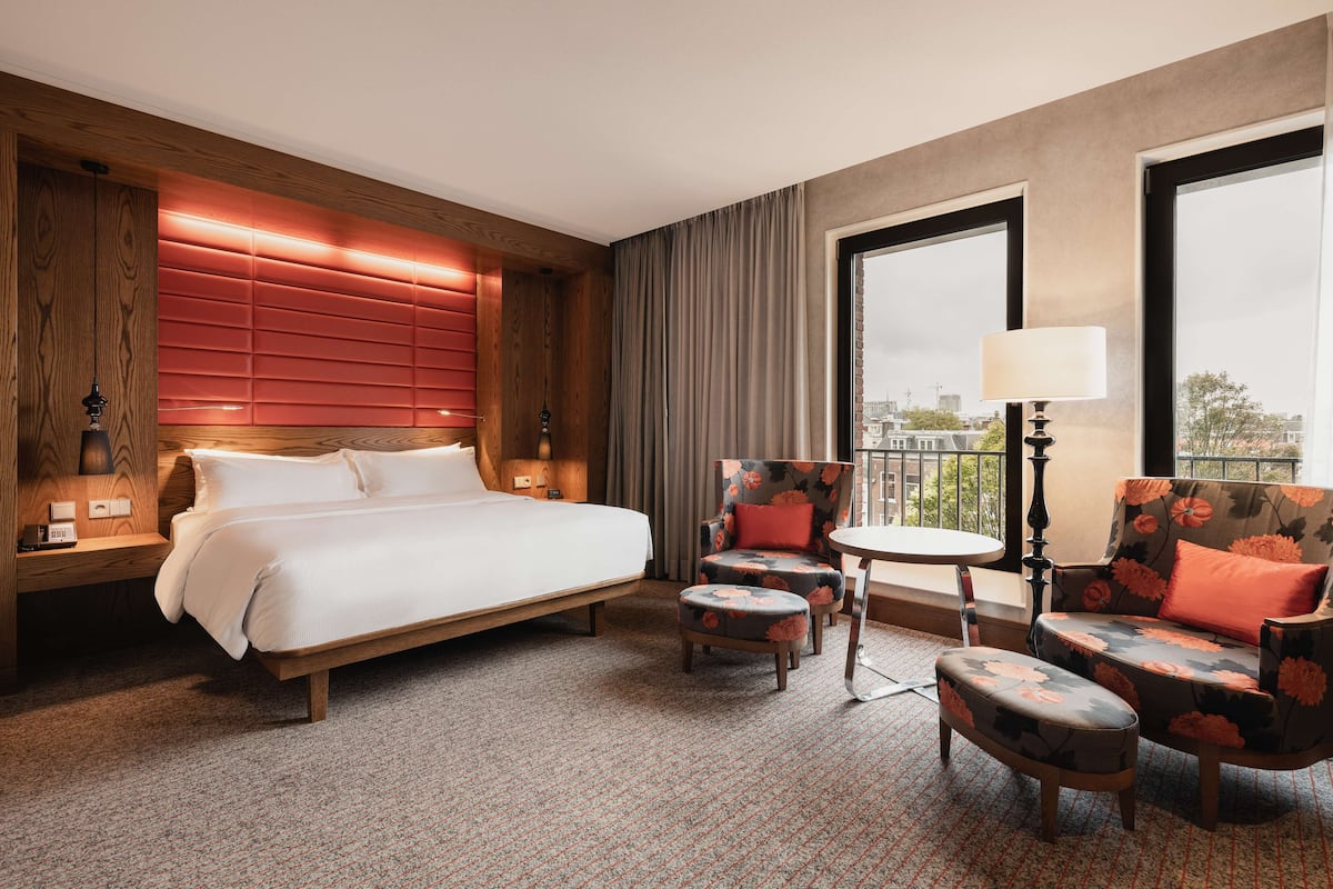 Executive Studio, 1 King Bed, Club lounge access | 1 bedroom, hypo-allergenic bedding, minibar, in-room safe