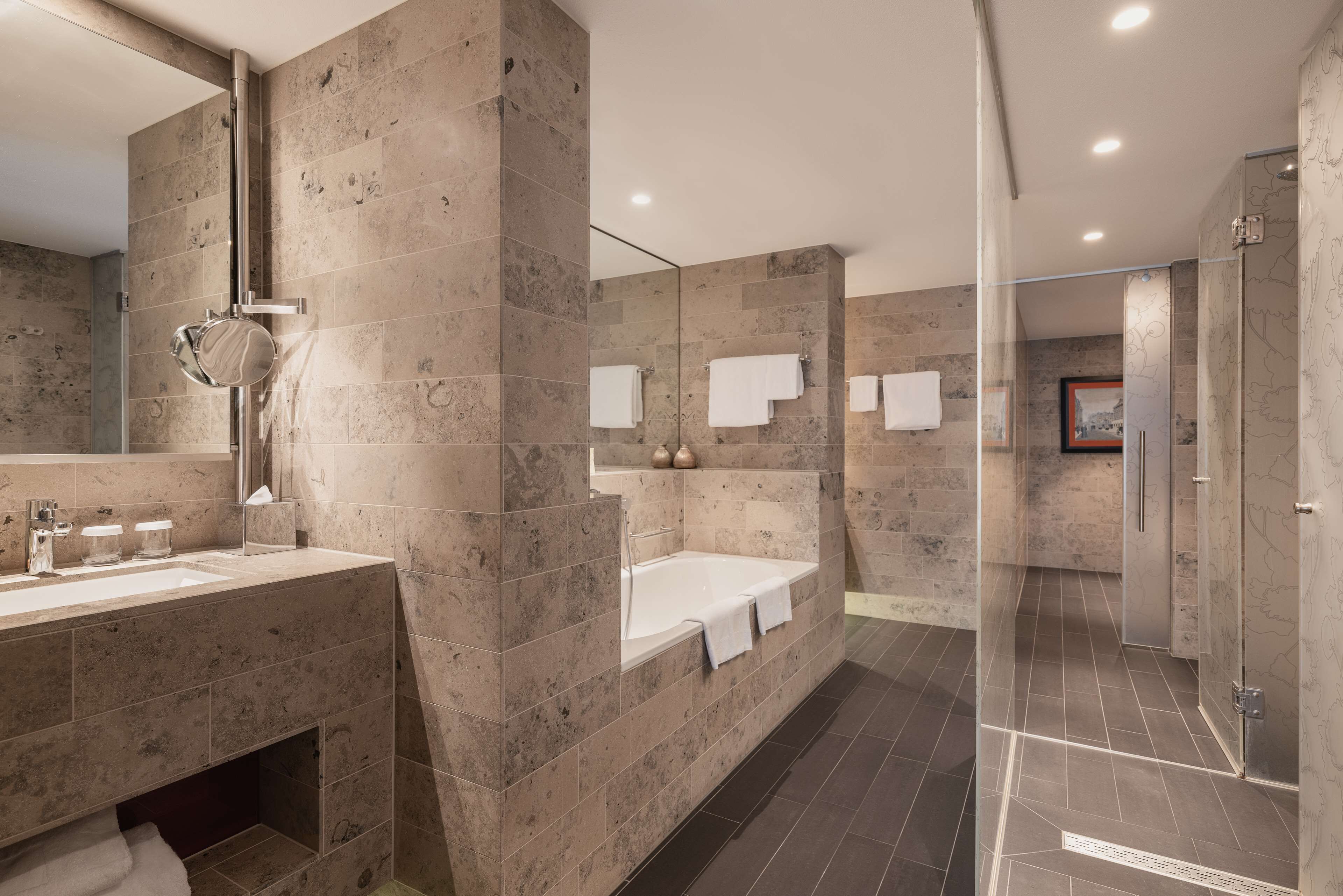 Royal suite, toegang tot de clublounge | Badkamer | Een aparte badkuip en douche, designer toiletartikelen, een haardroger