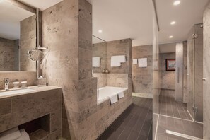 Royal Suite, Club Lounge Access | Bathroom | Separate tub and shower, designer toiletries, hair dryer, bathrobes - Hilton The Hague (The Hague)
