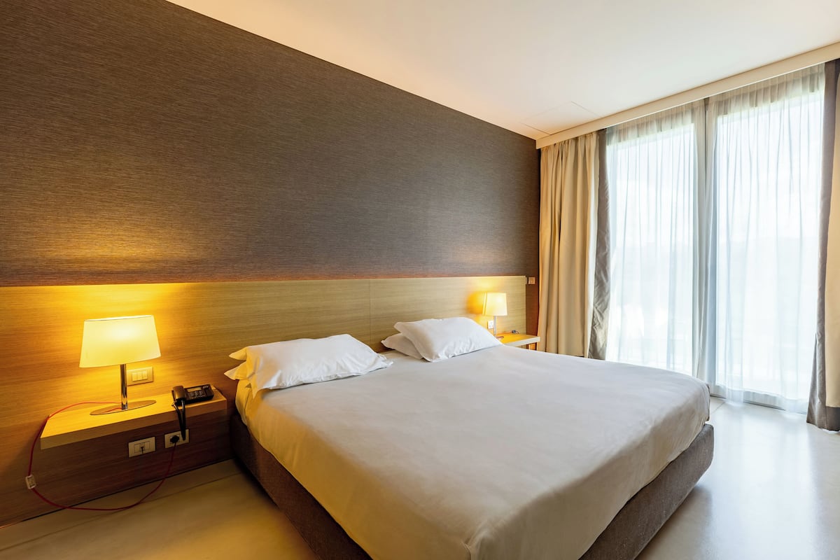 In-room safe, desk, laptop workspace, blackout curtains