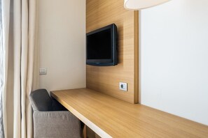 1 bedroom, in-room safe, desk, laptop workspace