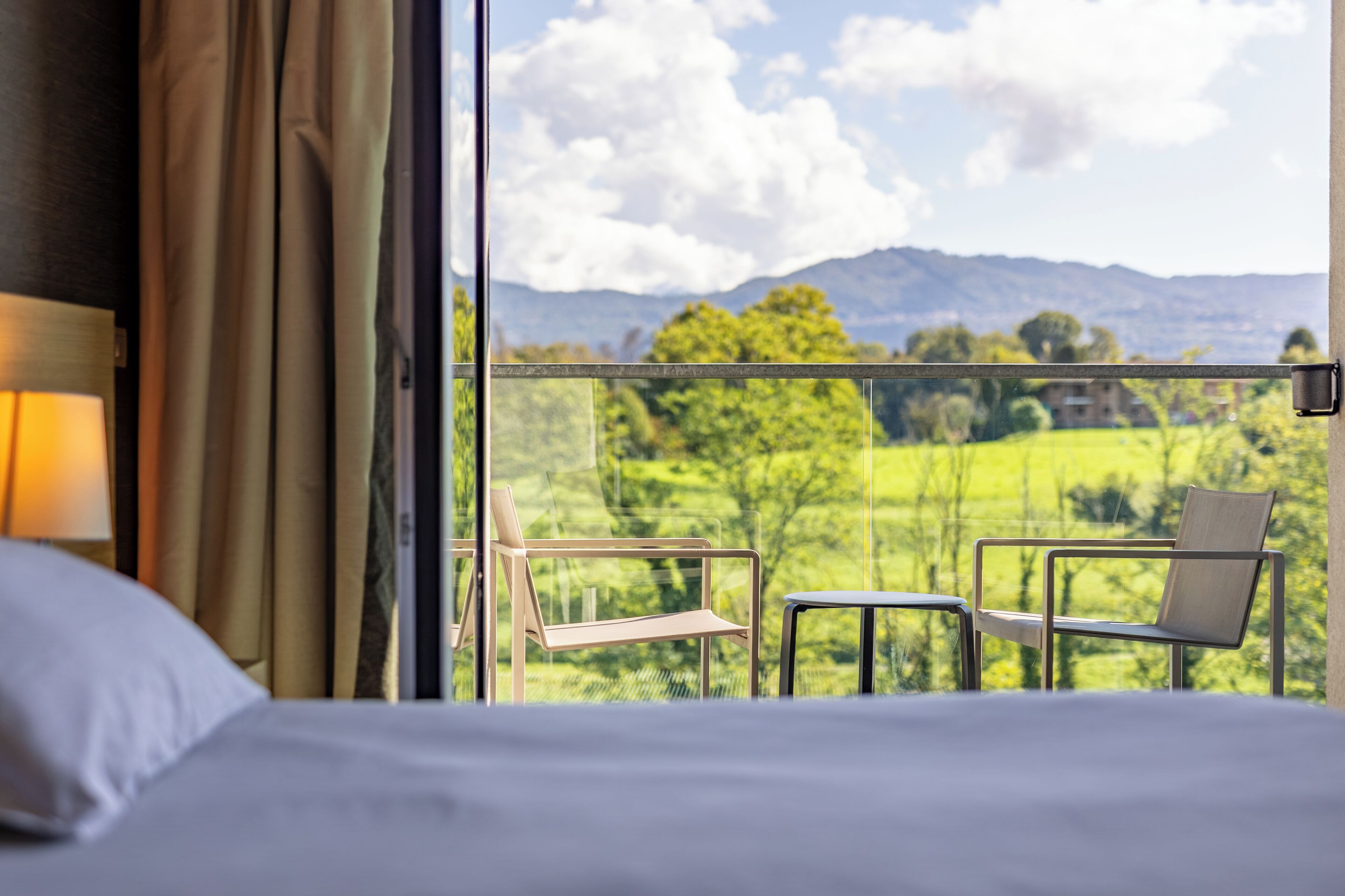 Peti besi dalam bilik, meja, ruang kerja komputer riba 