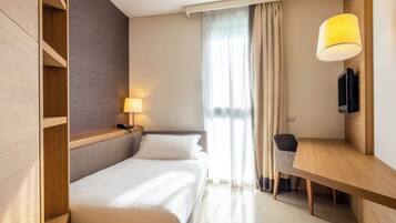 Enkelrum | 1 sovrum, vÀrdeförvaringsskÄp pÄ rummet och skrivbord