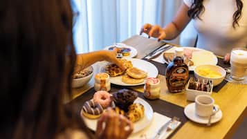 TĂ€gliches FrĂŒhstĂŒcksbuffet (12 EUR pro Person)