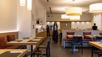 TĂ€gliches FrĂŒhstĂŒcksbuffet (12 EUR pro Person)