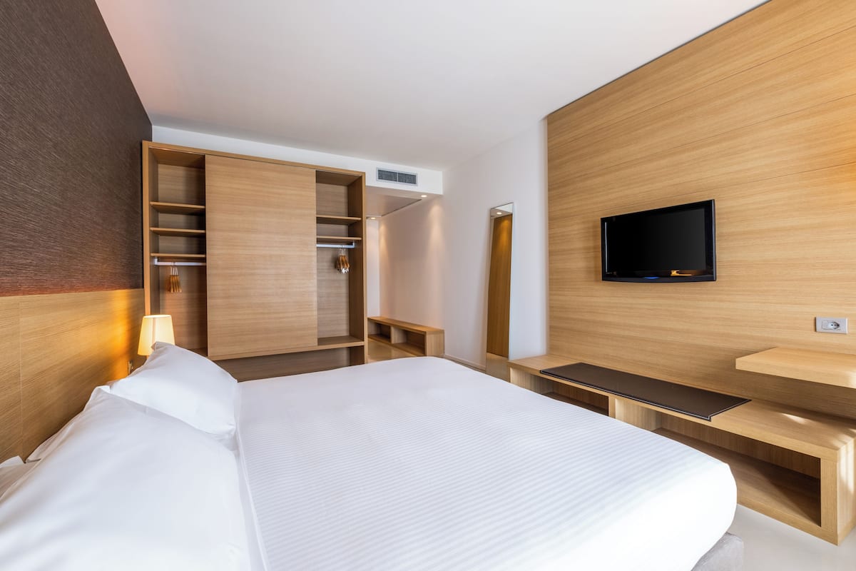 1 bedroom, in-room safe, desk, laptop workspace