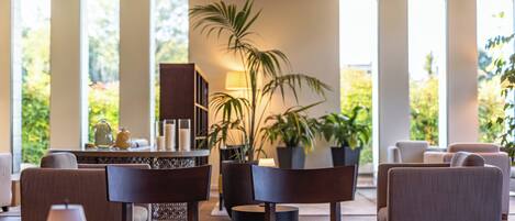 Flat-screen TV, pay films