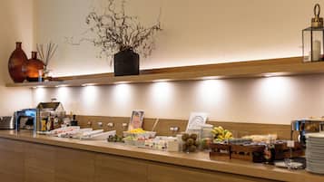 Tägliches Frühstücksbuffet (12 EUR pro Person)