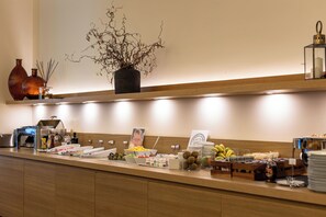 Petit déjeuner buffet (12 EUR par personne)