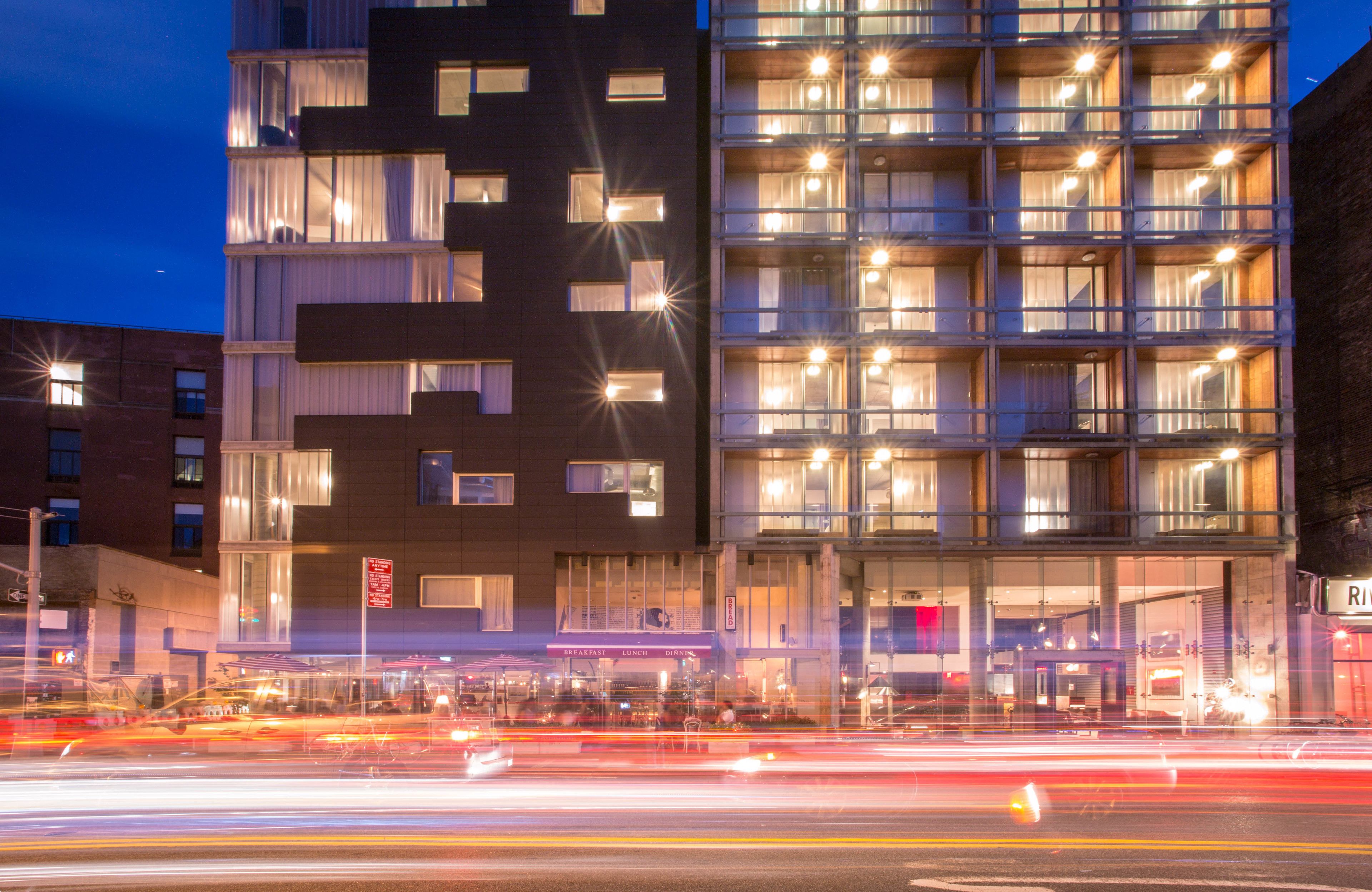 Vista frontal de la propiedad por la tarde o noche