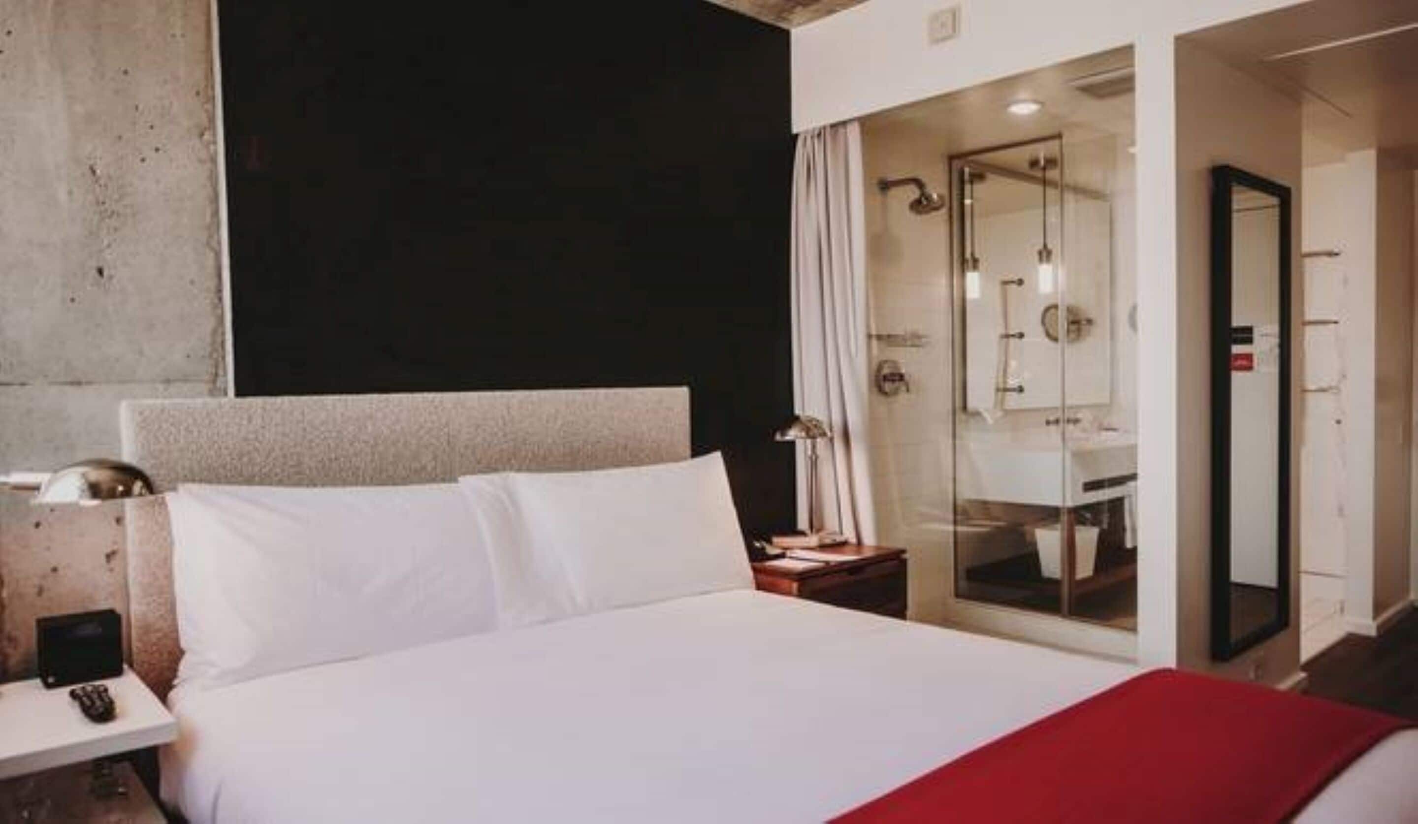 standard room, 1 queen bed | egyptian cotton sheets, premium bedding, down duvets, pillow-top beds