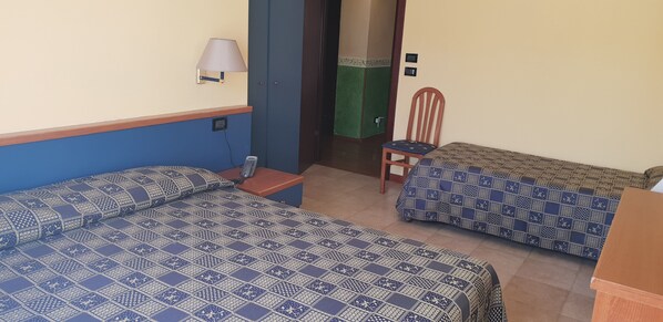 Minibar, wifi gratis, mobiliario individual