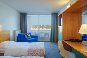 Habitación doble, balcón, vista al mar | Caja de seguridad en la habitación, wifi gratis y ropa de cama 