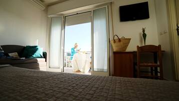 Superior-Vierbettzimmer (Plus) | Zimmersafe, Schreibtisch, WLAN, Bettwäsche