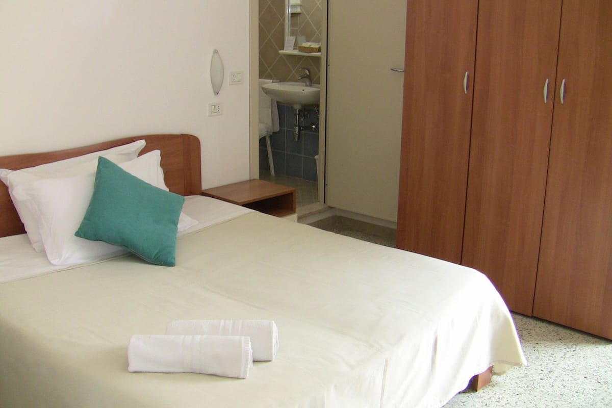 In-room safe, desk, WiFi, bed sheets