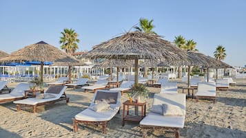 Aan het strand, een strandbar