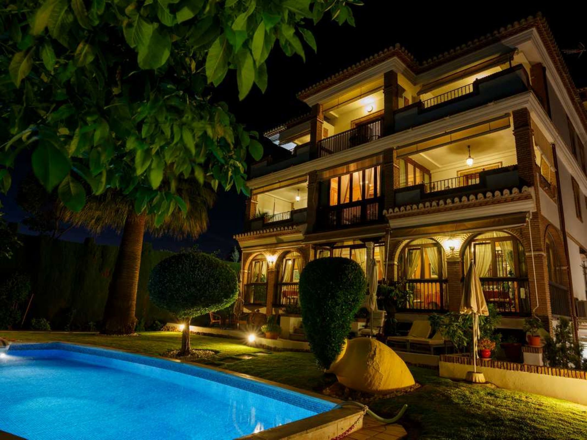 Façana frontal de l'allotjament (vespre/nit)