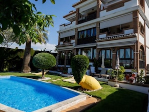 Outdoor pool, pool umbrellas, sun loungers - Hotel Villa Sur (Huetor Vega)