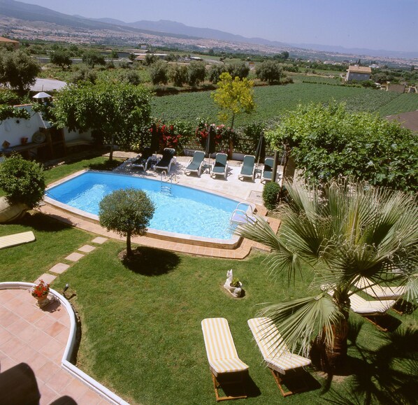 Outdoor pool, pool umbrellas, pool loungers - Hotel Villa Sur (Huetor Vega)