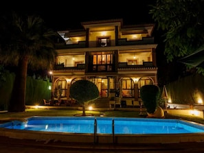 Front of property - evening/night - Hotel Villa Sur (Huetor Vega)