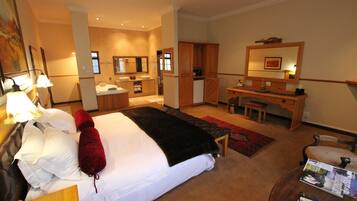 Presidential Suite | Egyptian cotton sheets, premium bedding, down comforters, minibar