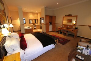 Presidential Suite | Egyptian cotton sheets, premium bedding, down comforters, minibar - Turnberry Boutique Hotel (Oudtshoorn)