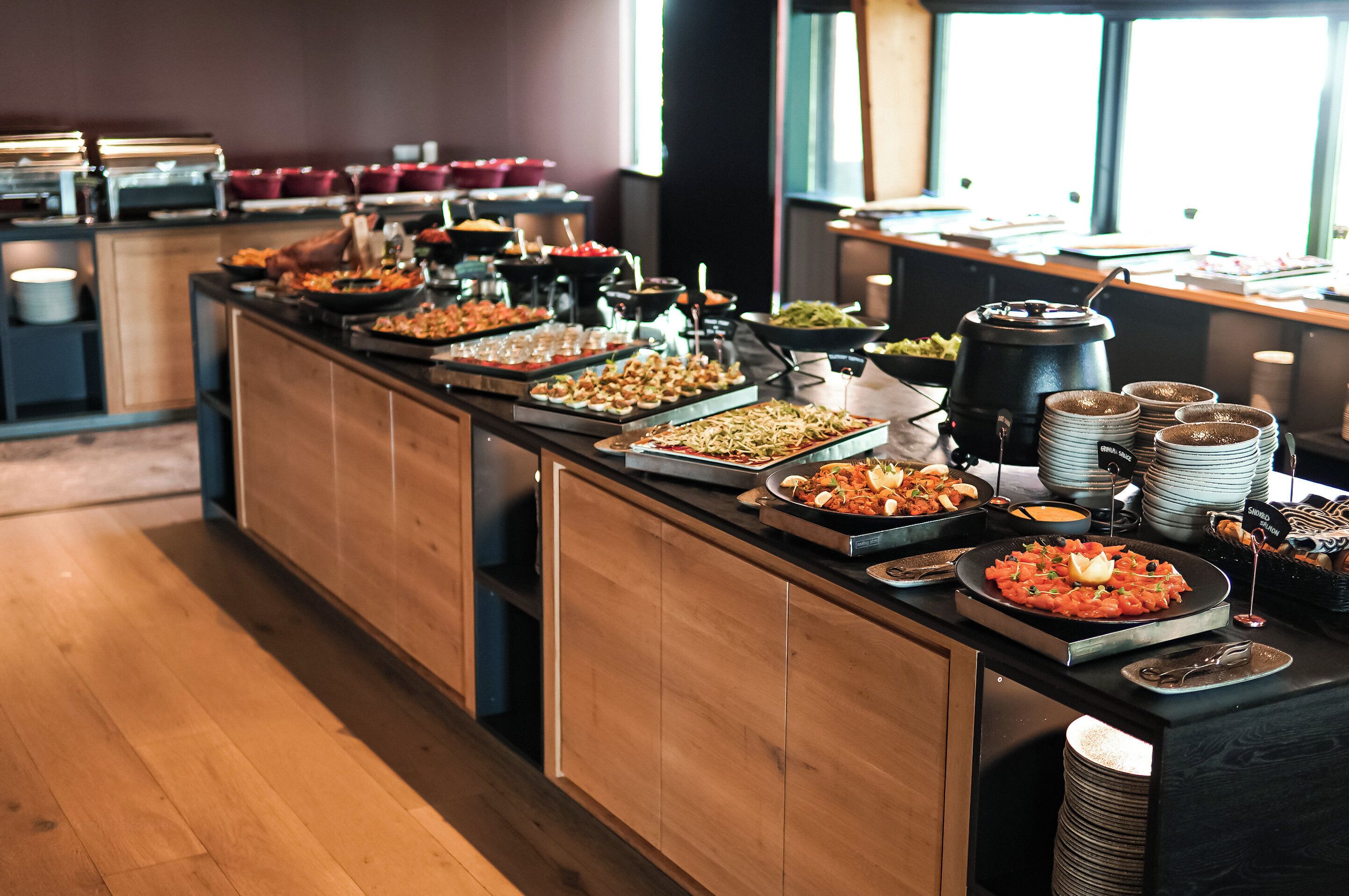 Een buffet met diverse gerechten en een koffiehoek.