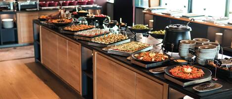 Een buffet met diverse gerechten en een koffiehoek.