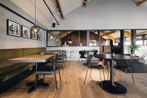 Phục vụ bữa sáng và bữa tối, đặc sản địa phương 