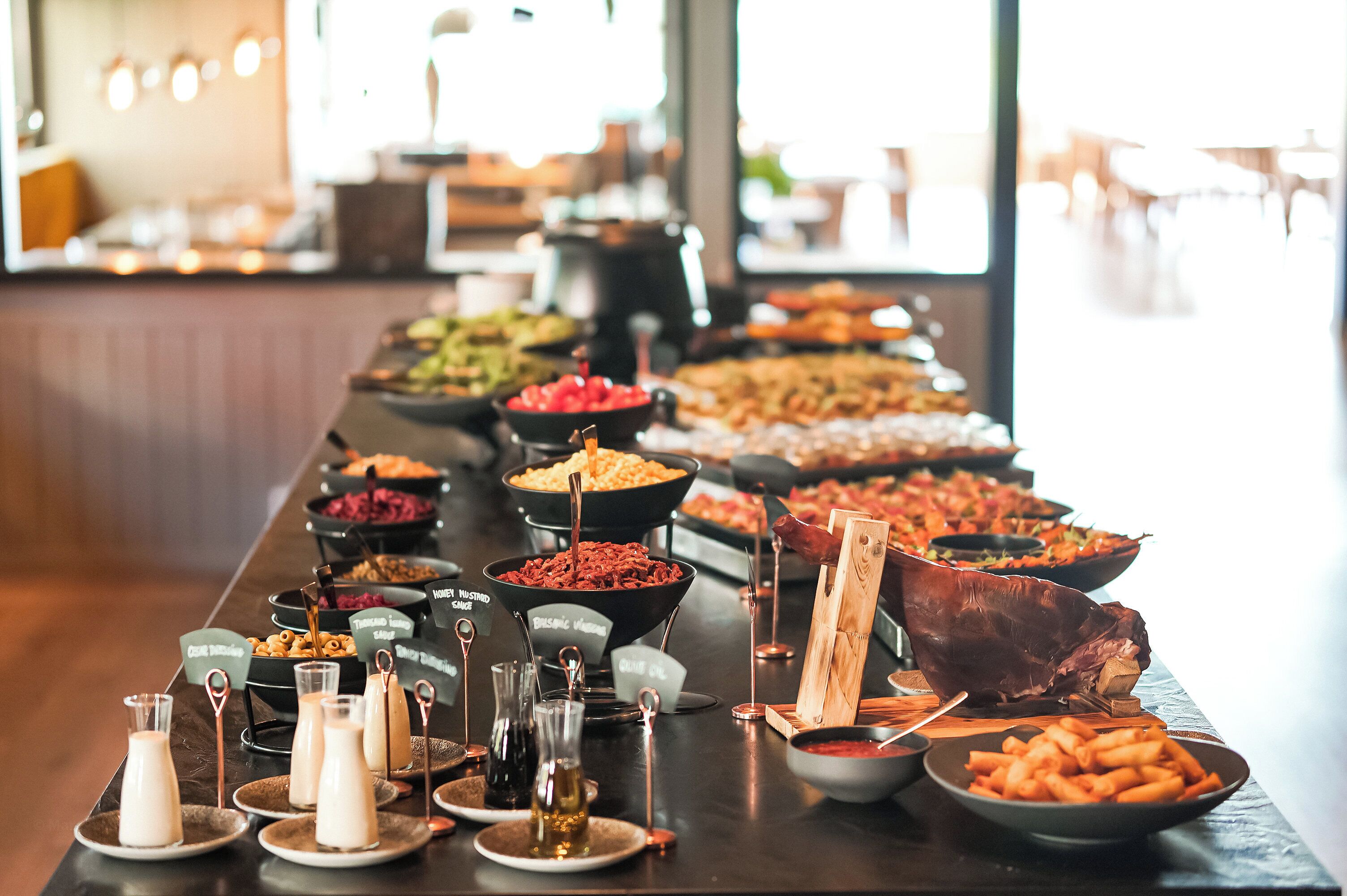 Ein Buffet mit verschiedenen Speisen und Beilagen.