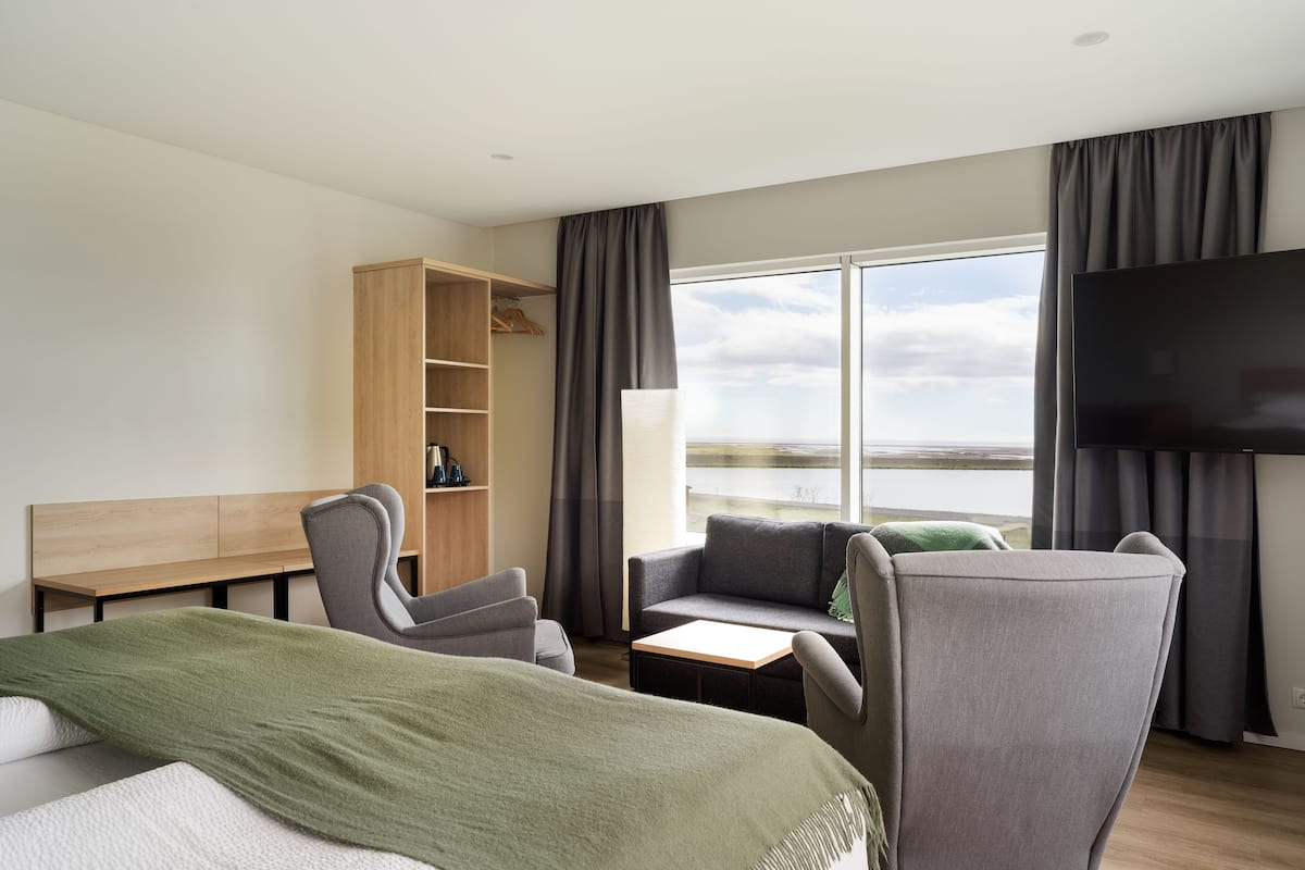 deluxe double room with hot tub access | 1 bedroom, desk, laptop workspace, free wifi