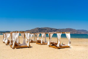 On the beach, beach cabanas, sun loungers, beach umbrellas - Georgioupolis Resort & Aqua Park (Apokoronas)