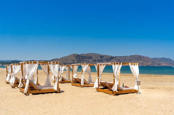 Sur la plage, cabana (supplément), chaise longue, parasol