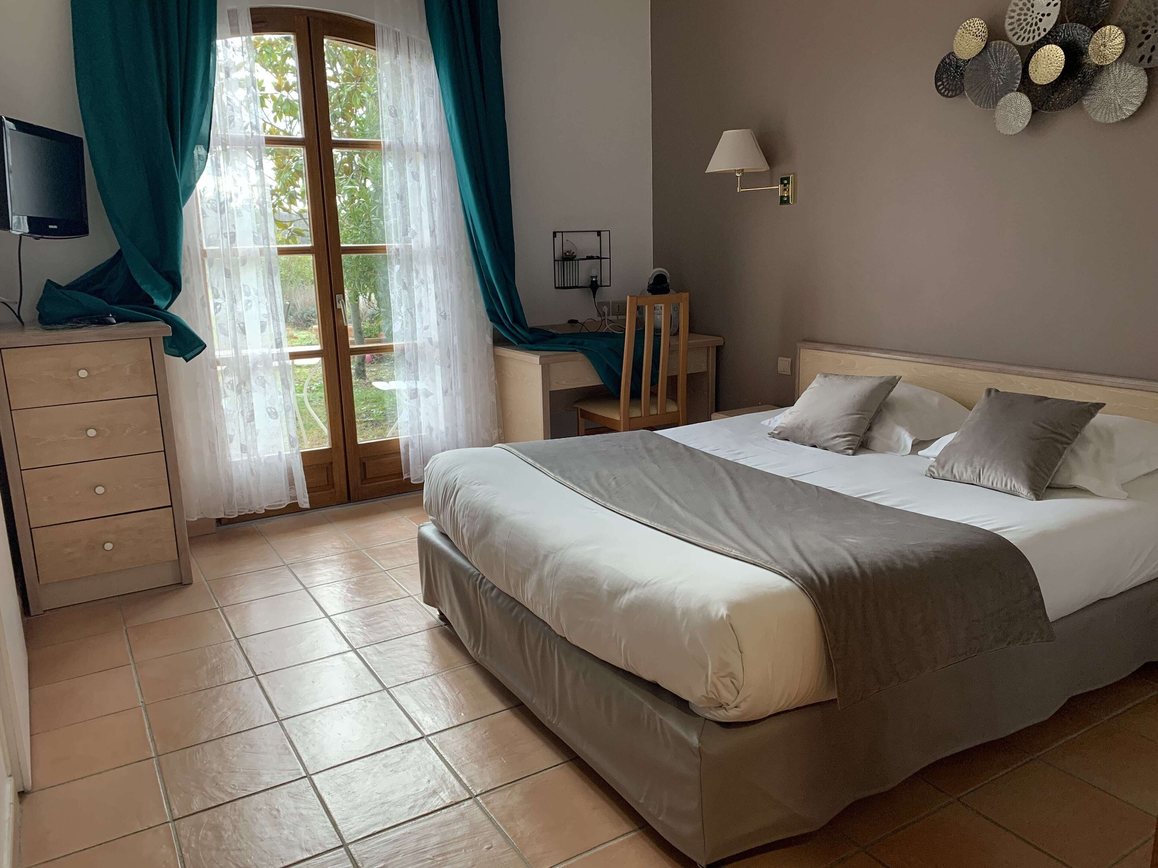1 dormitorio, caja fuerte, escritorio y sistema de insonorización