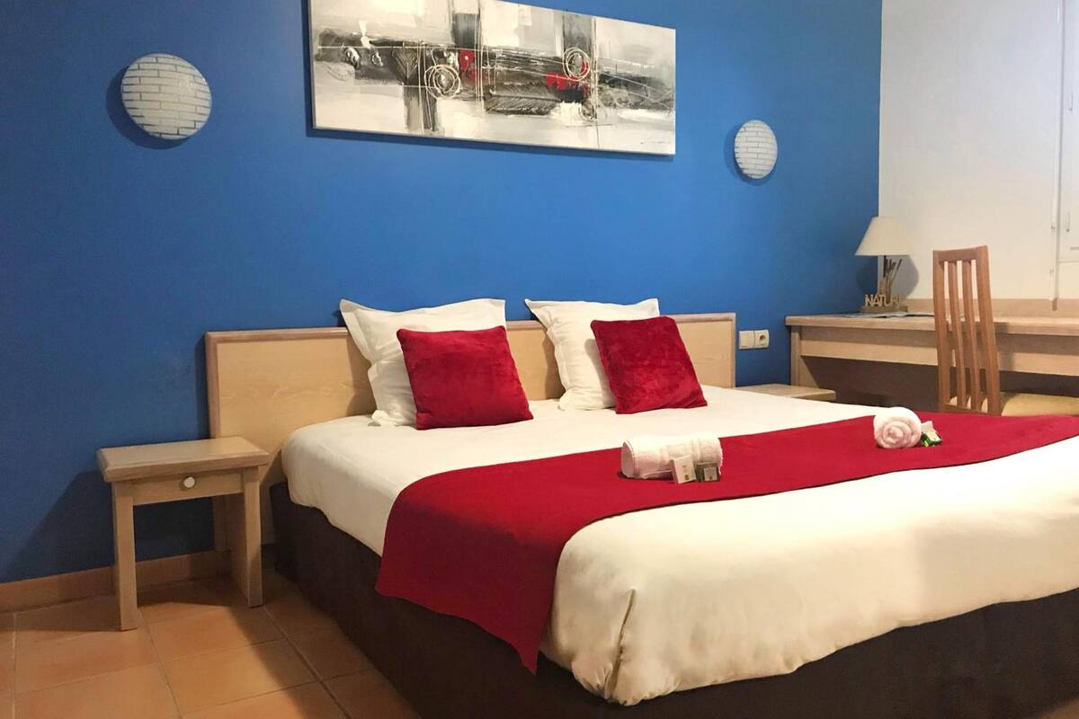 in-room safe, desk, soundproofing, free cots/infant beds