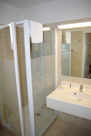 Shower, free toiletries, hair dryer, towels - Logis Hotel Le Mas de Mon Père (Saint-Jean-le-Centenier)